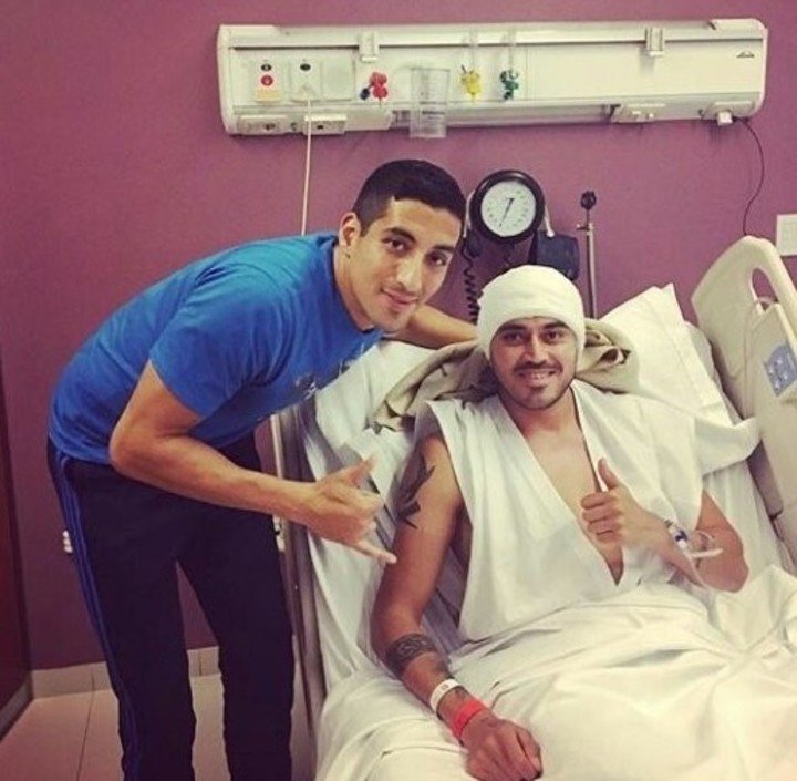 Falcón Pérez, cuando visitó al jugador Olariaga, del Ascenso, luego de salvarle la vida en la cancha.