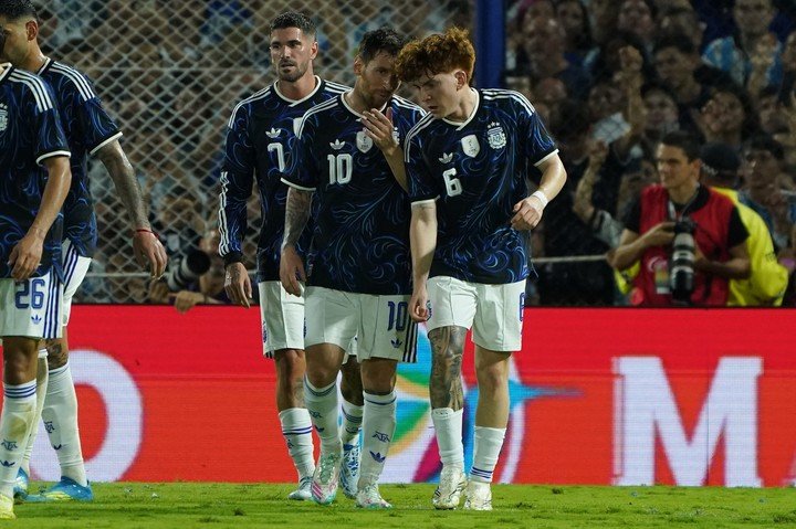 De Paul detrás de Messi y Barco (Juano Tesone).