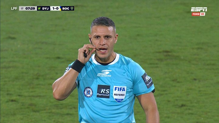 Defensa - Boca
El arbitro Andres Gariano conversa con el VAR FTP CLARIN Untitled 02 8.jpg Z Bairo