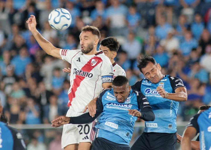 Pezzella en las alturas contra Blooming. REUTERS.
