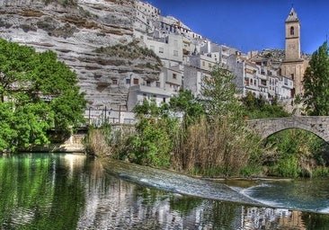 El pueblo de Albacete que te va a sorprender esta primavera: casas excavadas en la montaña, un castillo árabe y la plaza de toros más curiosa