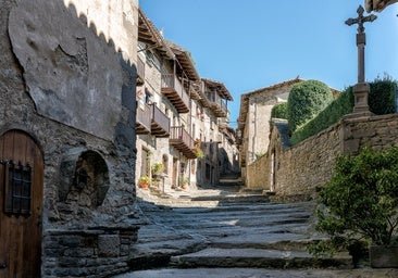 Por qué tienes que ir a este idílico pueblo de Barcelona: casas de piedra, cascadas y un puente colgante