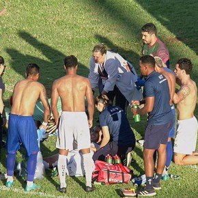 Video: se temió por la vida de un jugador y se pusieron a rezar mientras lo atendían