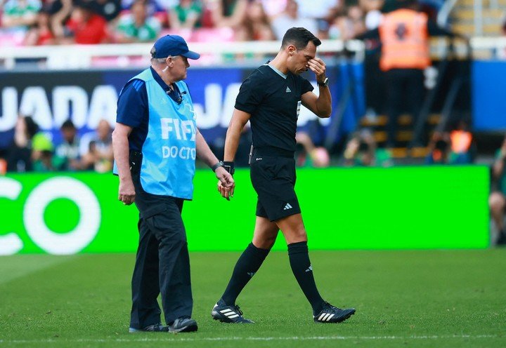 Facundo Tello al dejar la cancha (Reuters).