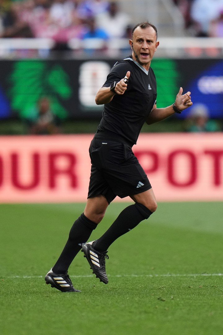 Darío Herrera al ingresar por Facundo Tello (AP).