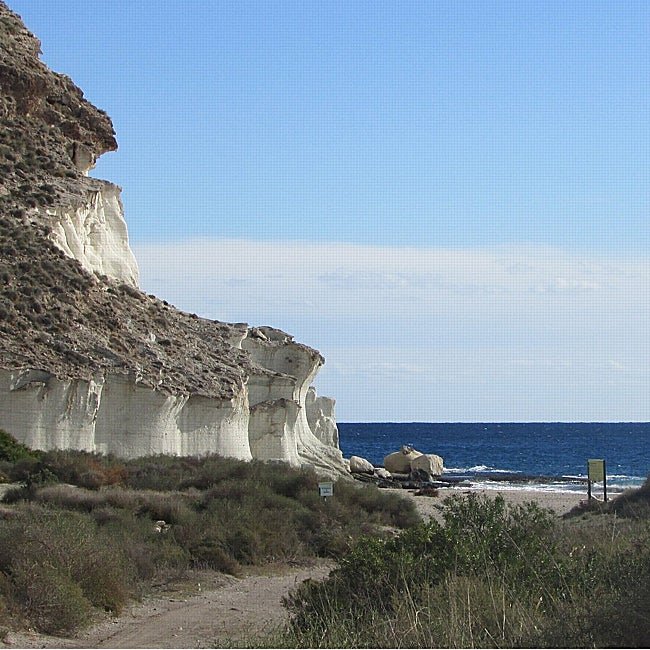 A la cala de Enmedio, junto a Agua Amarga, solo se puede llegar a pie o por mar.