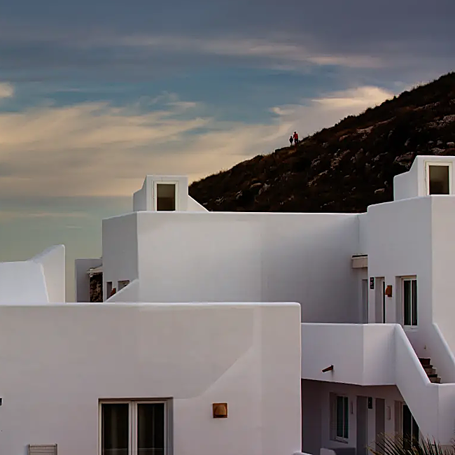La arquitectura de líneas rectas conforma el paisaje de Agua Amarga.