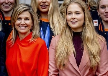 Máxima y Amalia de Holanda se inspiran en Letizia: así llevan los trajes de colores que arrasan en primavera