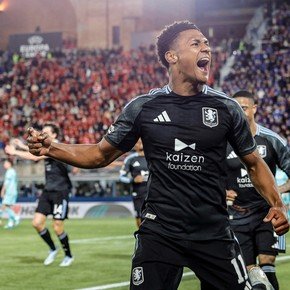 Con Dibu, Aston Villa le ganó 3-1 al Bologna y tiene un pie en semifinales de Europa League