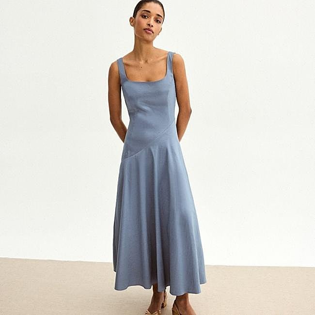 Vestido azul de líneas limpias de Bimani, 225 euros.