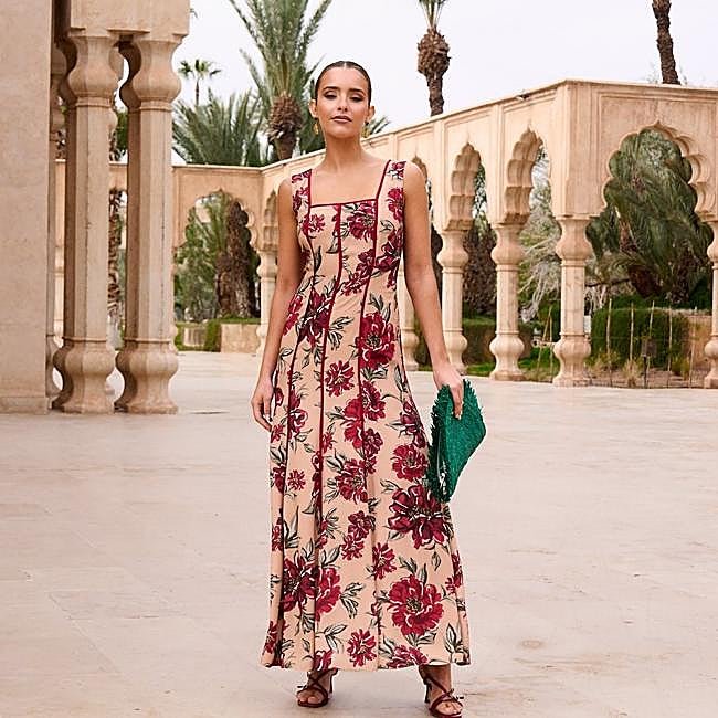 Vestido estampado de flores en tonos rojos de Mipahi, 189,99 euros.