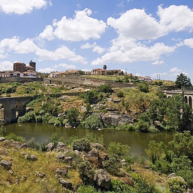 La villa de Ledesma está a orilla del Tormes, atravesado por hermosos puentes.