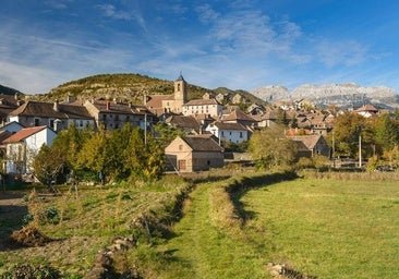 El precioso pueblo del Pirineo aragonés con tejados de pizarra, un dialecto único y un antiguo monasterio que tienes que visitar este otoño