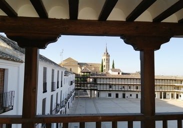 Este pueblo de Toledo tiene una de las plazas más bellas de España, una curiosa ermita y molinos de viento