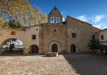 El pueblo de Castellón que merece la pena conocer en primavera: arte rupestre, un castillo templario y la ermita que conmemora un milagro