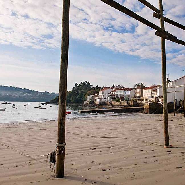 Estas son las estructuras de madera tradicionales para colgar las redes de pesca.