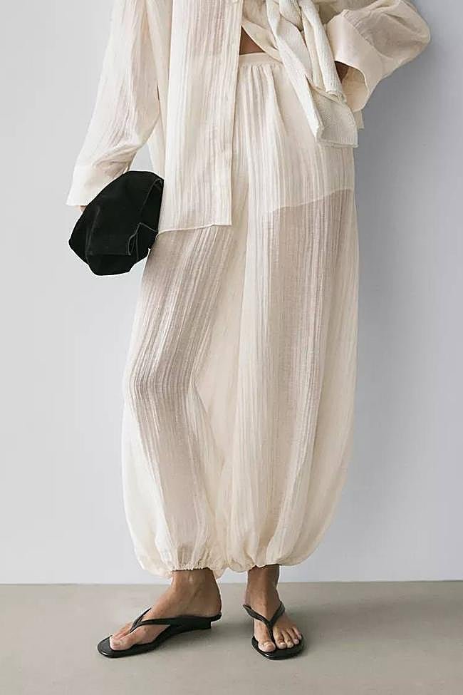 Pantalón bombacho fluido detalle plisado (79,95€)