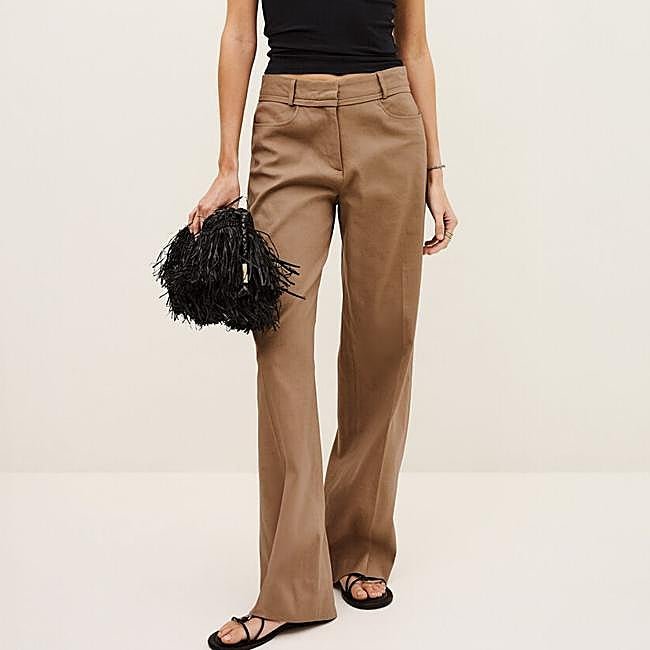 Pantalón marrón fluido de tiro medio de ba&sh, 215 euros.