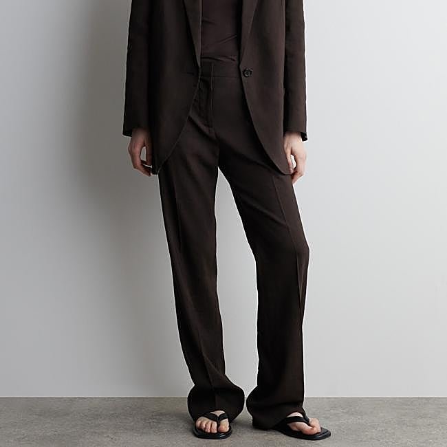 Pantalón sastre marrón chocolate de lino de COS, 129 euros.