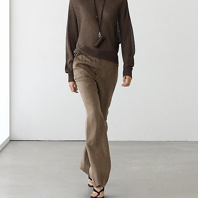 Pantalón marrón de lino marrón medio de Massimo Dutti, 59,95 euros.