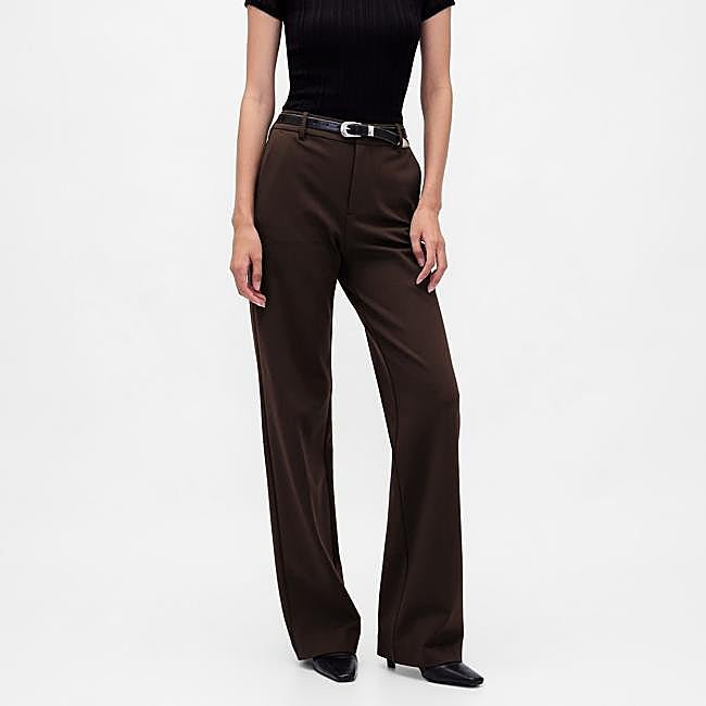 Pantalón marrón ajustado de corte limpio de GAP, 55,99 euros.