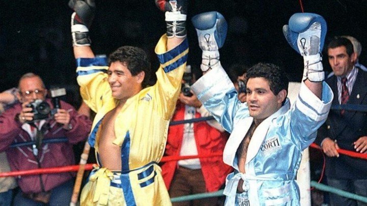Diego Maradona con Santos Laciar. (FOTO: Proyecto Pelusa)
