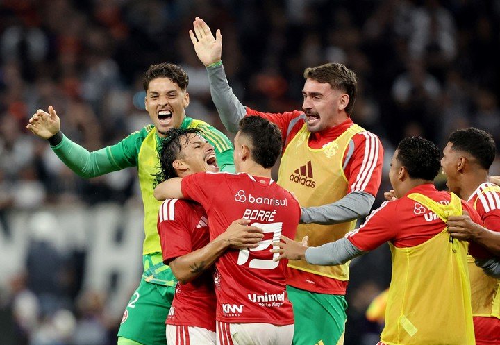 Bernabei festeja con sus compañeros (Reuters).