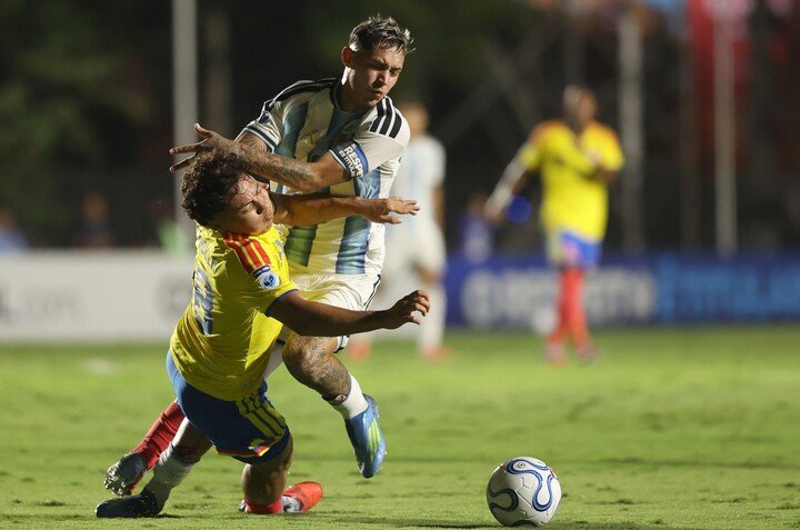 Escobar choca con el colombiano Estrella. Fue un final caliente (EFE / Juan Pablo Pino).