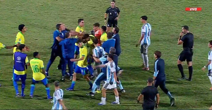 Argentina-Brasil también había terminado a los tiros (imagen TV).