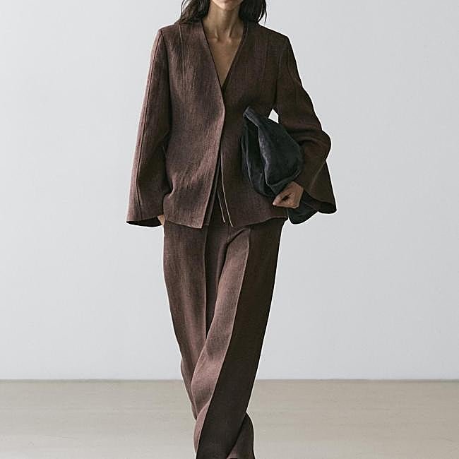 Traje marrón de líneas relajadas de Massimo Dutti: chaqueta 149 y pantalón 89,95 euros.