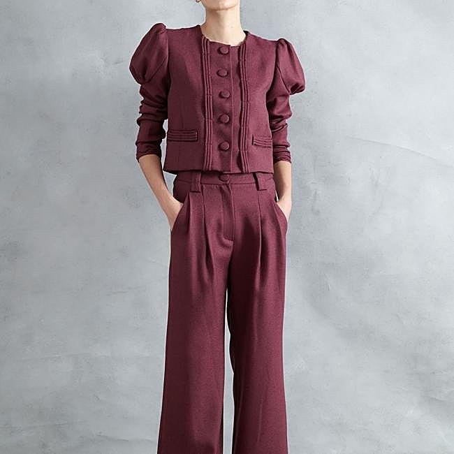 Traje en tono teja con chaleco de Vogana, 437 euros.