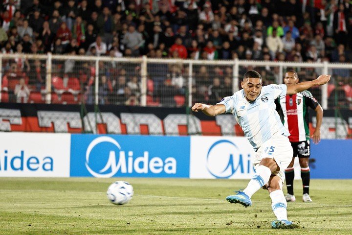 A Carlos Vinícius le atajaron los tres penales que pateó (EFE/ Osvaldo Villarroel).