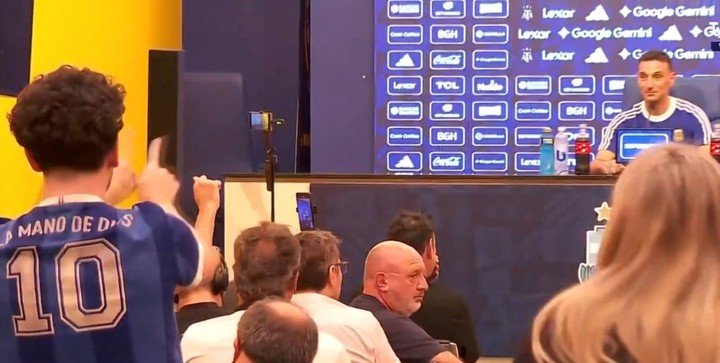 La persona que irrumpió en la conferencia de Scaloni.