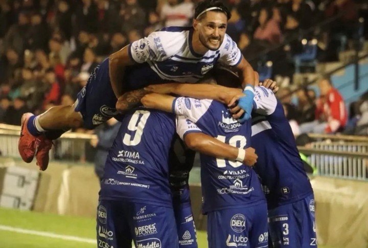 El equipo festejando el pase a octavos. 