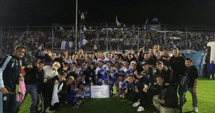 Los festejos del Funebrero con su hinchada.