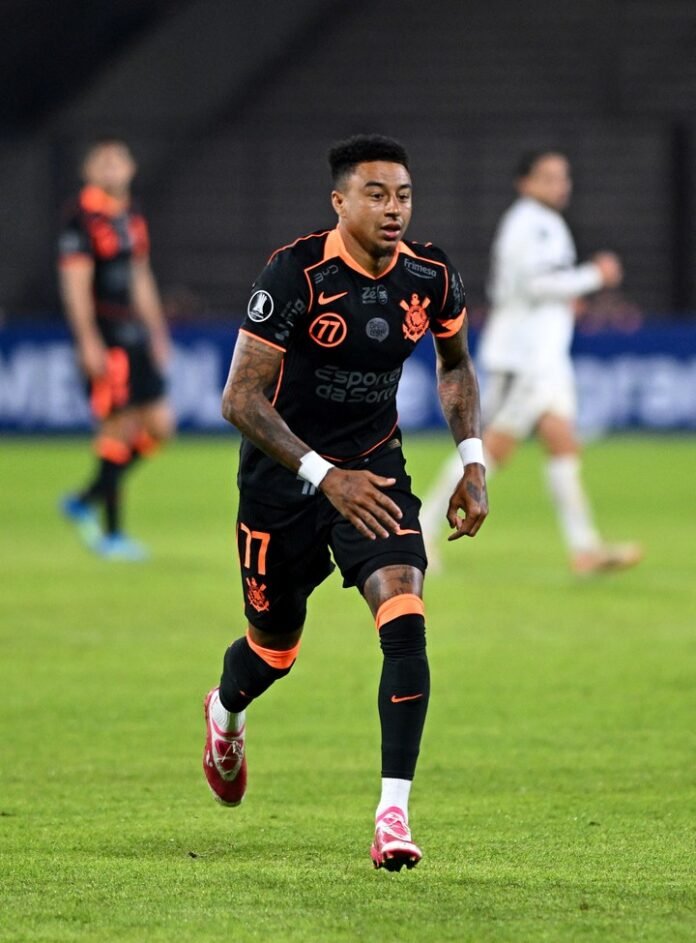 Jugó con Cristiano, enfrentó a Messi, fue campeón en Inglaterra y debutó contra Platense en la Libertadores