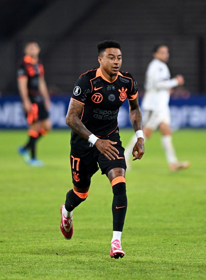 Lingard en acción ante Platense. (REUTERS/Rodrigo Valle).