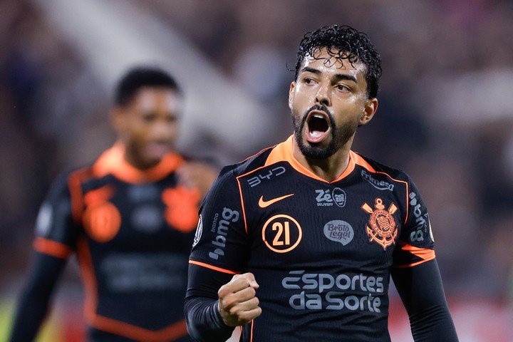 Yuri Alberto cerró la noche contra el Calamar. (EFE/ Juan Ignacio Roncoroni).