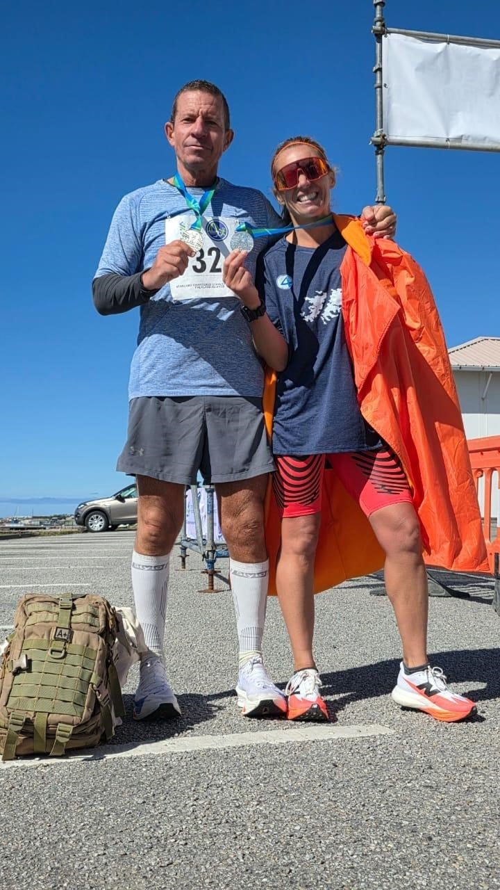 Candela junto al ganador masculino.