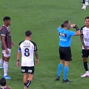 Video: un jugador del Corinthians fue expulsado por agarrarse los testículos