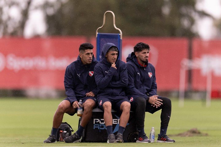 Sebastián Valdez, Lautaro Millán y Kevin Lomónaco, en el entrenamiento matutino del Rojo. (Foto: Prensa Independiente)