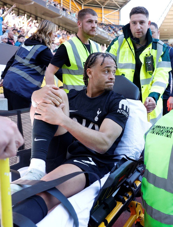 La fea imagen de Simons saliendo del terreno de juego (Reuters).