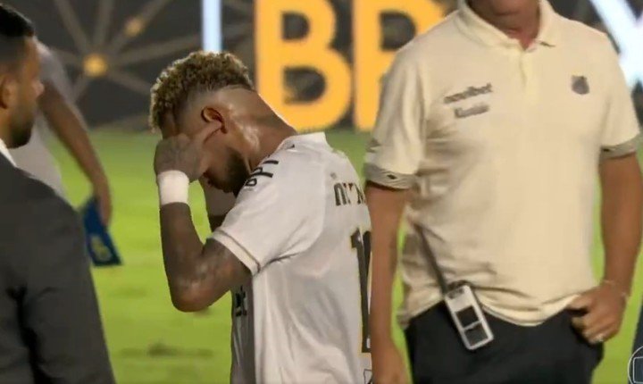 Los silbidos a Neymar en la cancha de Santos.