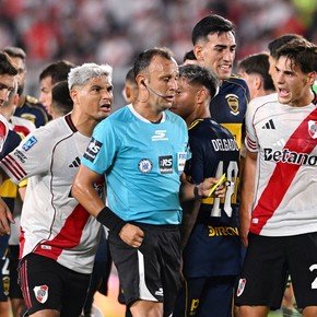 Video: el penal que reclamó River por el empujoncito a Martínez Quarta