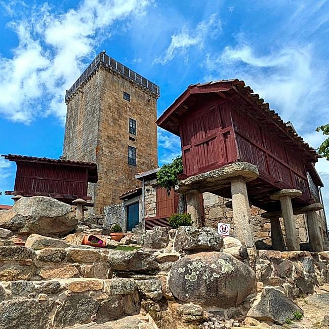 Torre del Homenaje y hórreos en Vilanova dos Infantes, Ourense