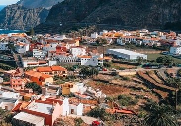 El pueblo de La Gomera que parece un anfiteatro frente al mar: casas tradicionales, paisajes verdes y un lenguaje único en España