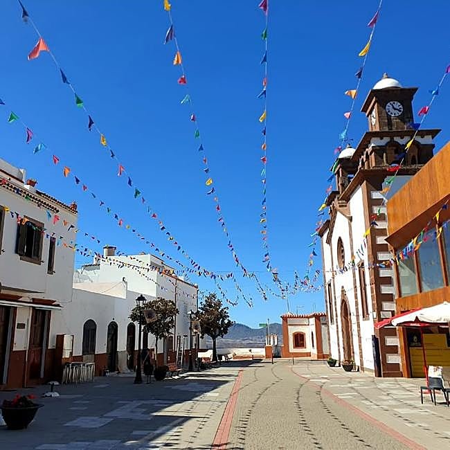 Plaza del pueblo de Artenara e iglesia de San Matías