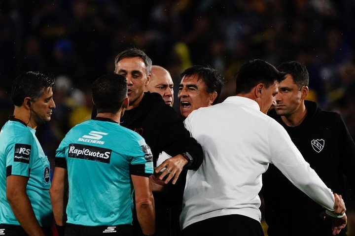 Quinteros fue expulsado por ir protestarle a Andrés Merlos una vez finalizado el primer tiempo. (Foto: Emmanuel Fernández)