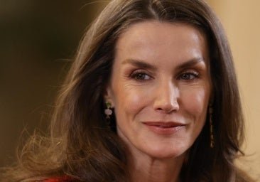 La reina Letizia rescata su vestido de primavera más llamativo: hecho a medida y en un rosa fucsia espectacular