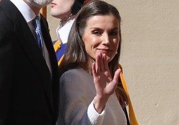 La reina Letizia hace uso de su 'privilegio blanco' en su visita al Vaticano: un vestido blanco de tweed, pendientes de perlas y sin mantilla